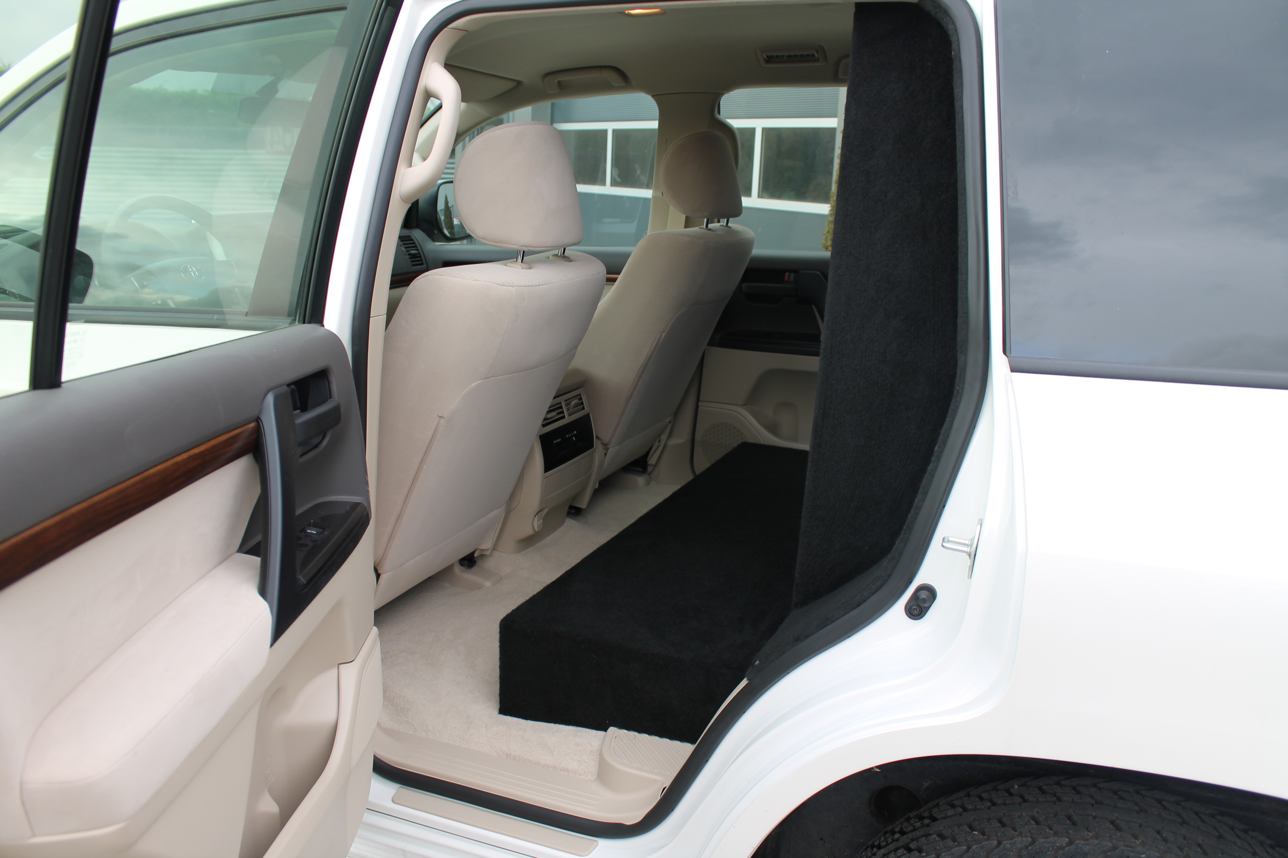 Land Cruiser J150 grijs kenteken ombouw - Aanzicht Linker Achterportier en C-stijl