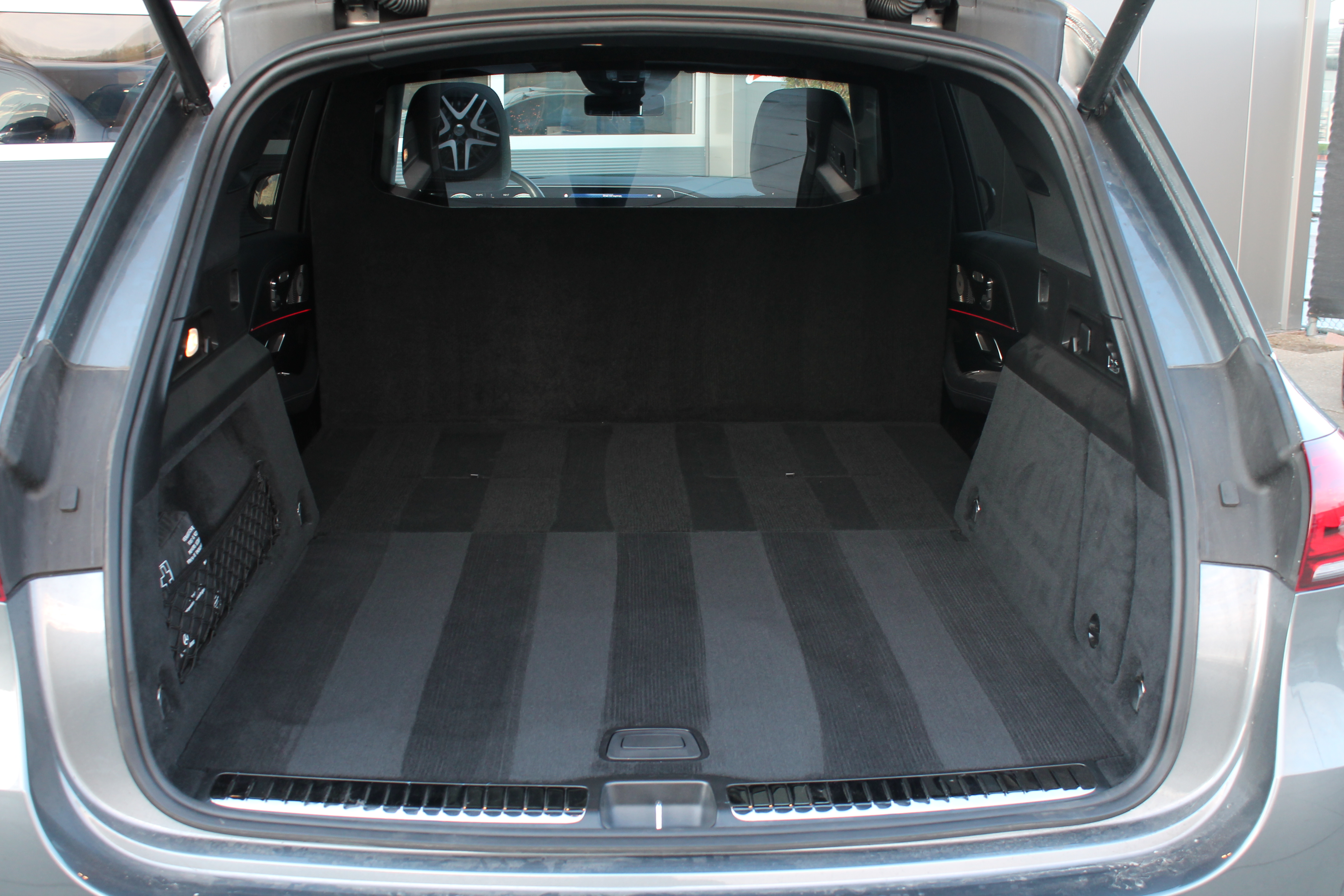 Mercedes-Benz GLE W167 grijs kenteken ombouw - Zicht via achterklep met vlakke laadvloer