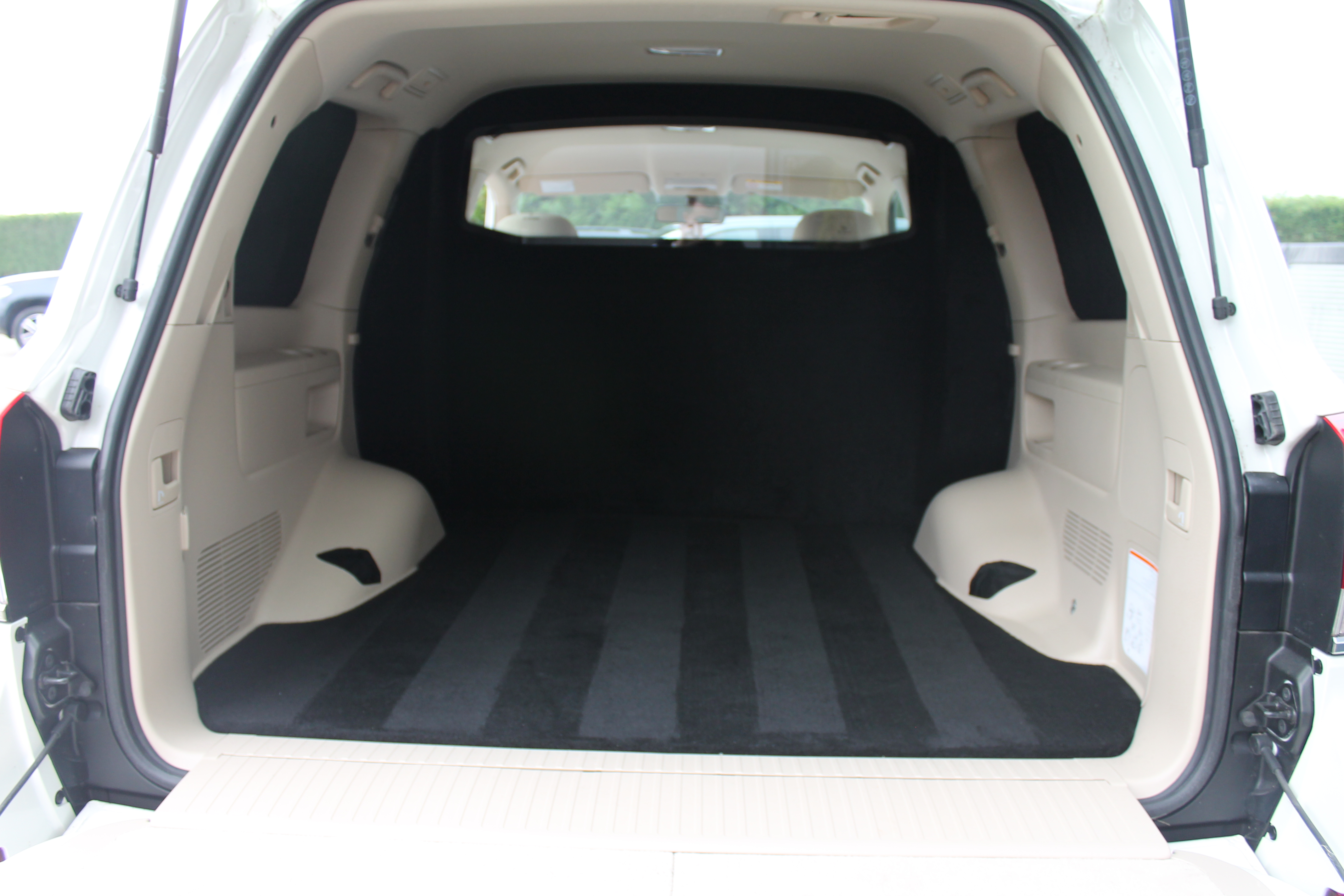 Toyota Land Cruiser J150 grijs kenteken - Recht aanzicht via achterklep