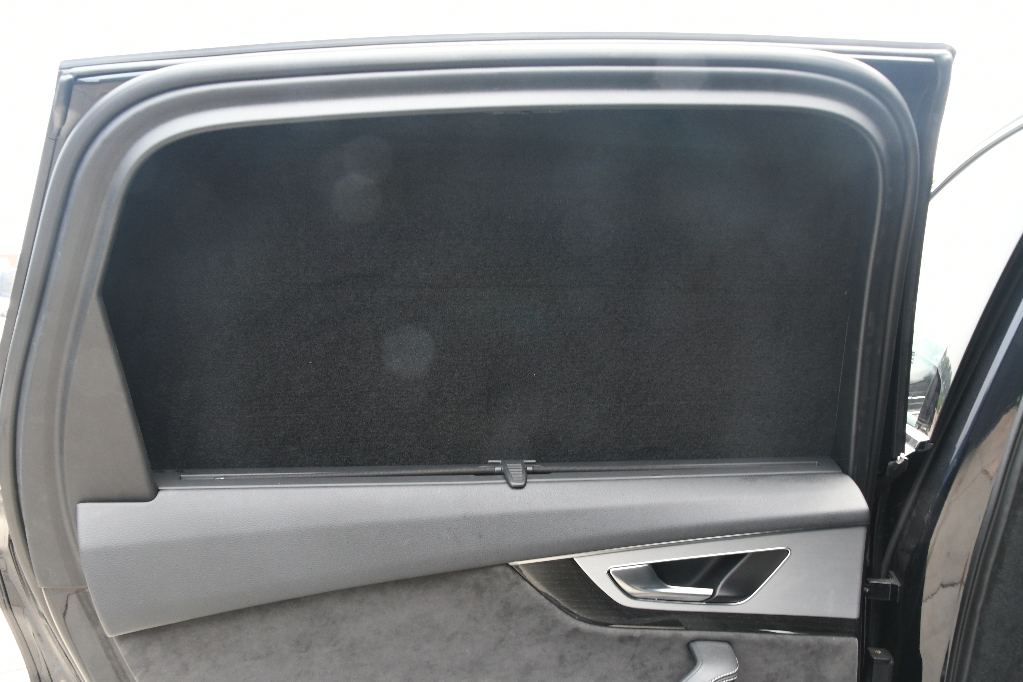 Audi Q7 4M grijs kenteken ombouw - Detail afwerking Linker Achterportier