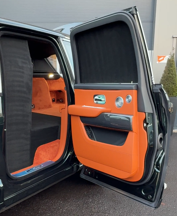 Rolls Royce Cullinan grijs kenteken ombouw - Detailfoto Linker Achterportier
