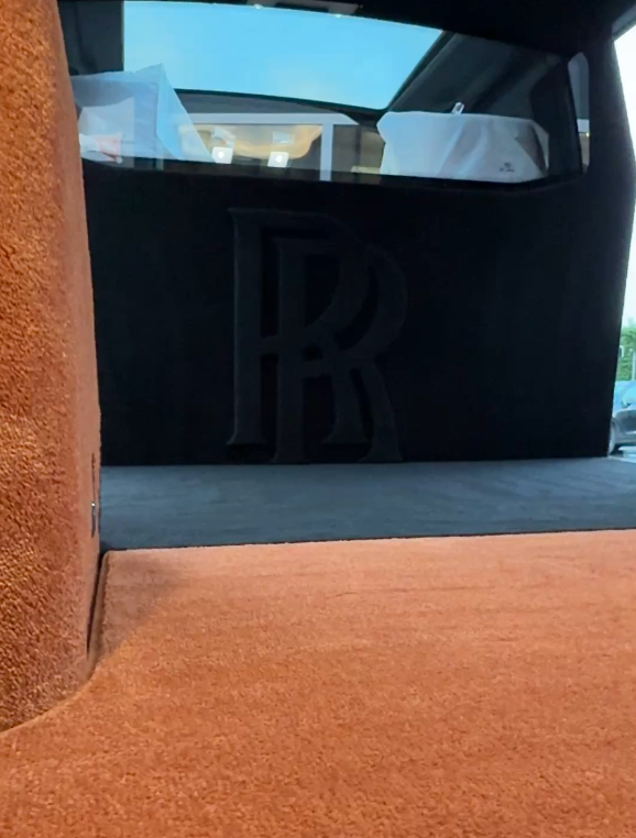 Rolls Royce Cullinan grijs kenteken - Detailfoto logo ombouw