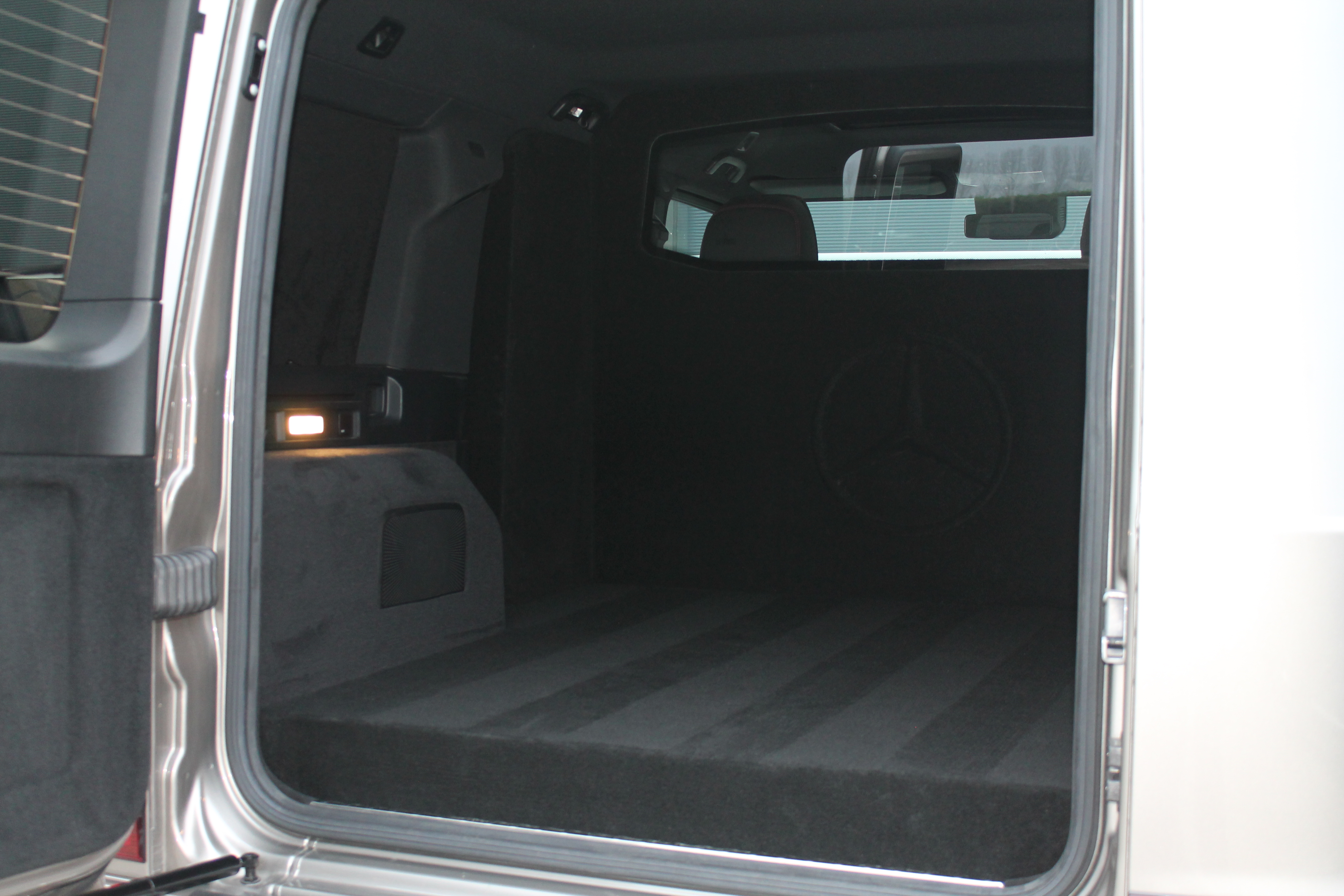 Mercedes-Benz G-Klasse grijs kenteken ombouw - Detailfoto achterklep schuin