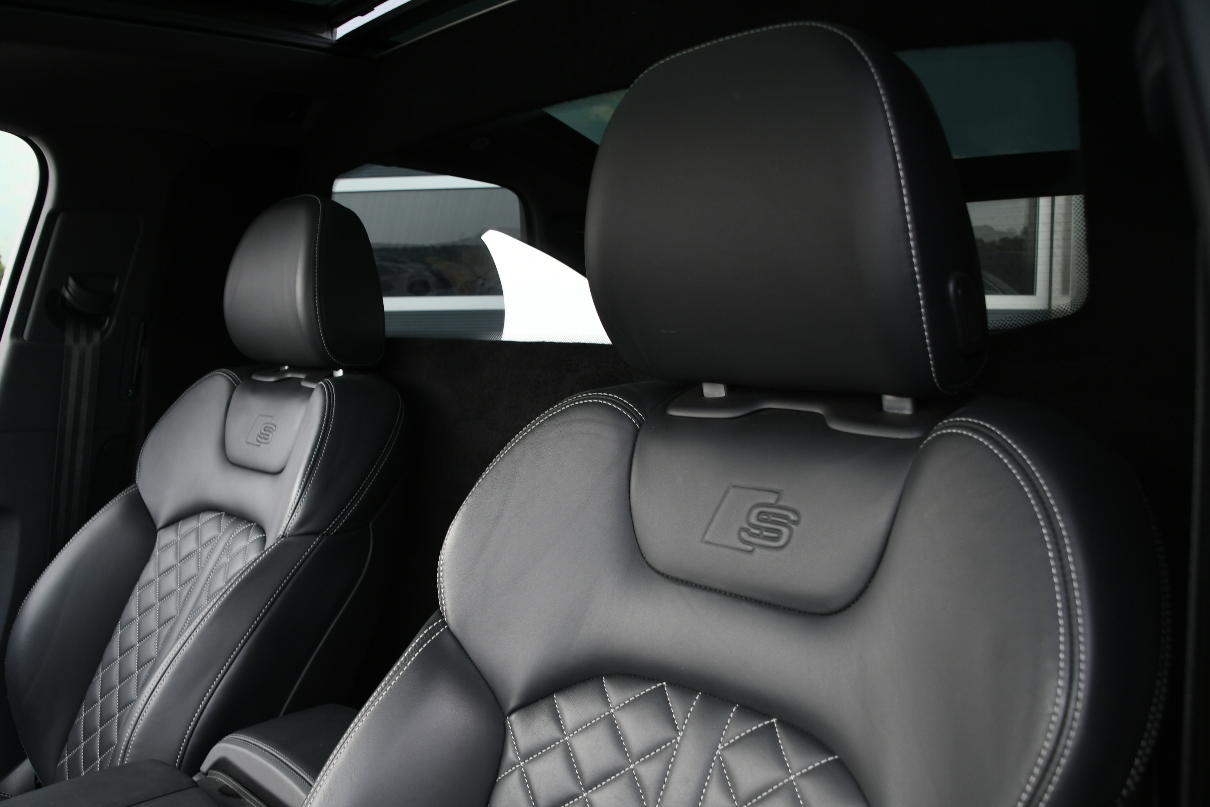 Audi Q7 4M grijs kenteken ombouw - Detailfoto cabine tussenwand