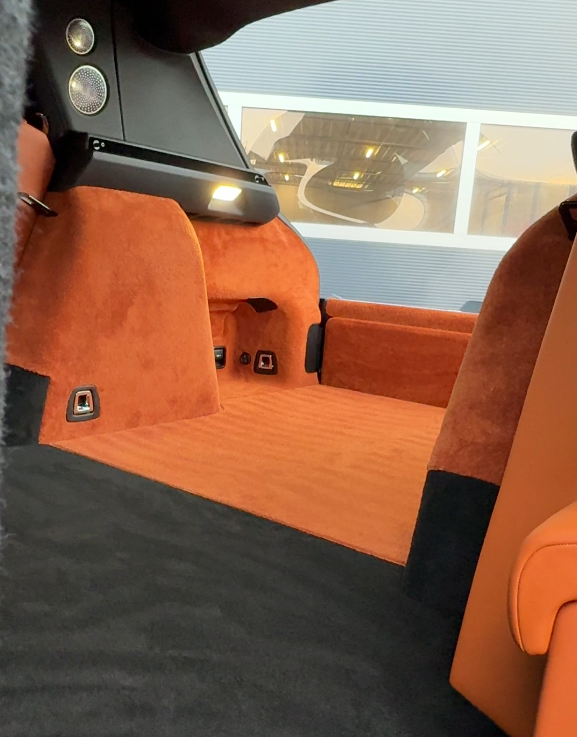 Rolls Royce Cullinan grijs kenteken ombouw - Detailfoto ombouw laadvloer